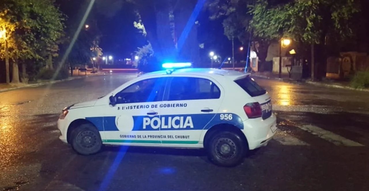 noticiaspuertosantacruz.com.ar - Imagen extraida de: https://adnsur.com.ar/policiales---judiciales/protagonizo-una-pelea-en-la-madrugada-y-lo-atraparon-cuando-escapaba-con-un-arma_a669141d3e3a6d72f54b0b79d