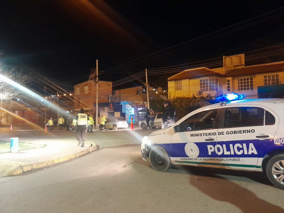 noticiaspuertosantacruz.com.ar - Imagen extraida de: https://adnsur.com.ar/policiales---judiciales/un-hombre-ebrio-fue-detenido-por-provocar-disturbios-en-el-cruce-de-araucarias-y-avenida-rivadavia_a669299e35ae9ab19b71af085