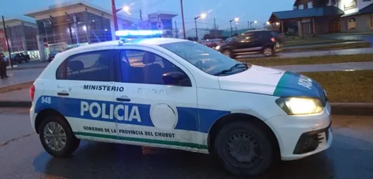 noticiaspuertosantacruz.com.ar - Imagen extraida de: https://adnsur.com.ar/policiales---judiciales/con-una-tumbera-y-amenazas---dos-ladrones-cometieron-violentos-asaltos-en-pocas-horas-en-la-calle-_a669684e72d61506b2f710e2f