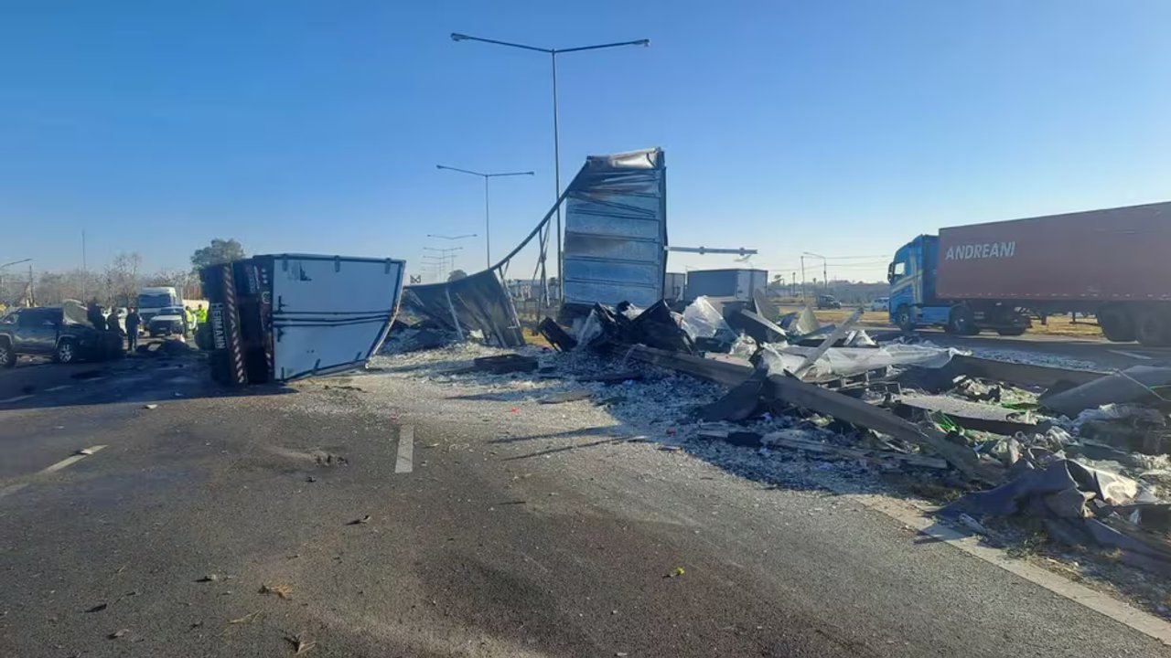 noticiaspuertosantacruz.com.ar - Imagen extraida de: https://adnsur.com.ar/policiales---judiciales/fatal-accidente--un-camion-choco-de-frente-contra-una-camioneta-y-murio-un-hombre-de-36-anos_a66994b49fc74f56e14f07e6f