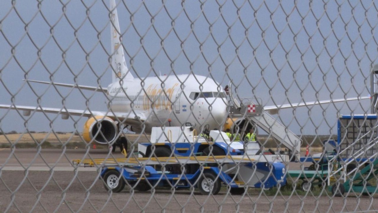 noticiaspuertosantacruz.com.ar - Imagen extraida de: https://adnsur.com.ar/sociedad/un-avion-sufrio-una-falla-en-el-aeropuerto-de-puerto-madryn-y-desvian-los-vuelos_a669f9054cd1894bb48670474