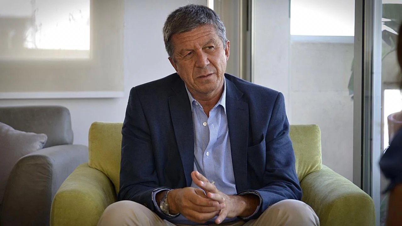 Menna toma distancia de la rebelión de comités y minimiza debate por reelección