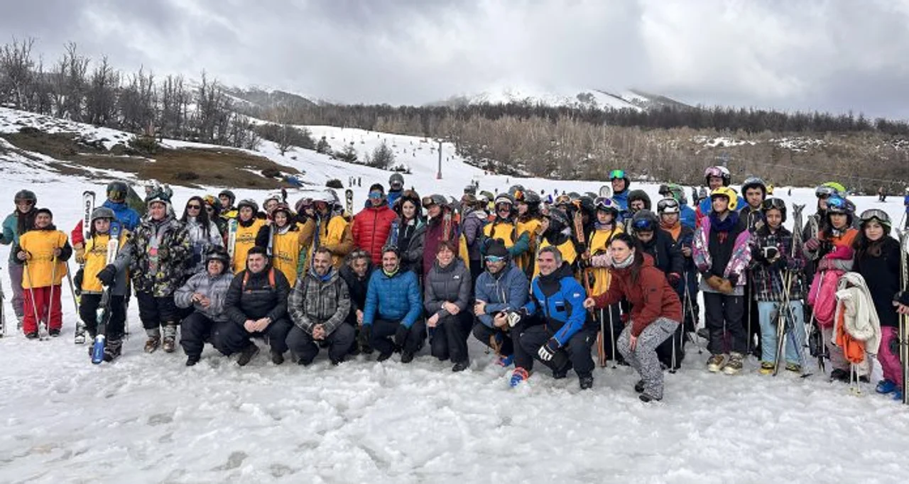 Más de 800 estudiantes se sumergen en la nieve del Cerro Chapelco