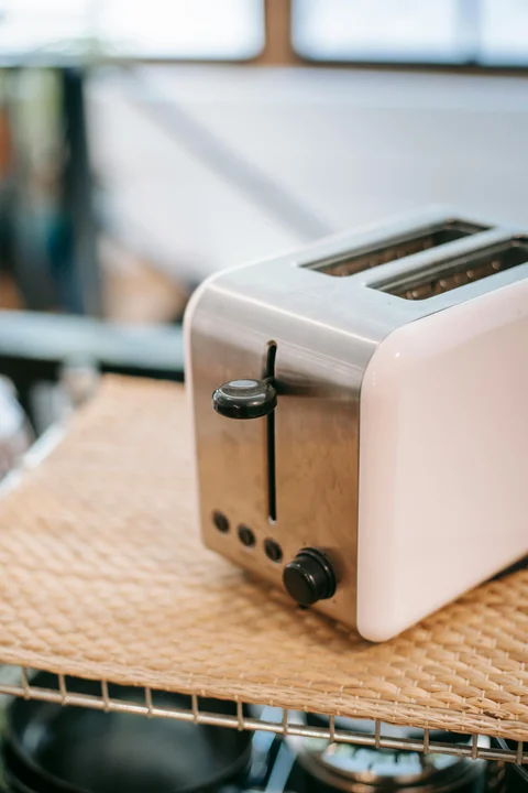 Se trata de la tostadora. Si permanece conectada puede sobrecargar el circuito eléctrico de la casa y provocar un incendio