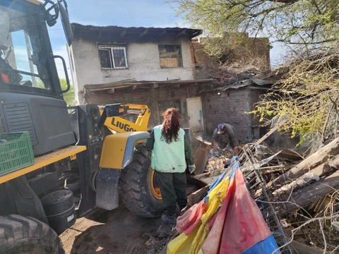 El impactante caso del acumulador de basura en el barrio Gran Neuquén: "Nunca antes vimos algo así"