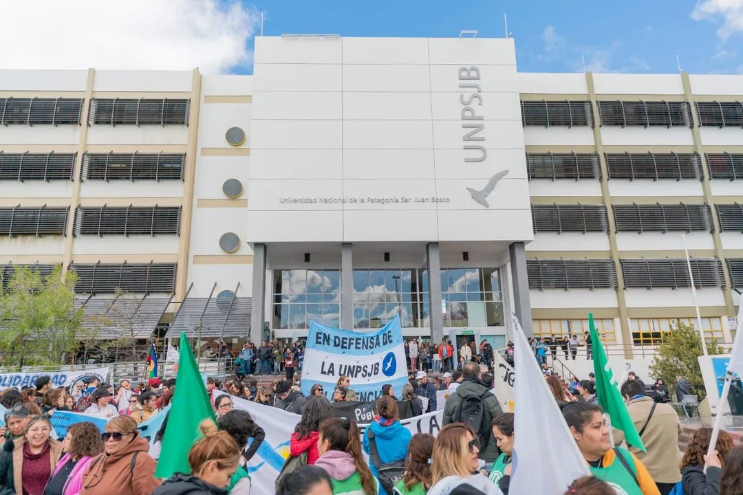 Docentes universitarios inician paro de una semana por deuda salarial del Gobierno
