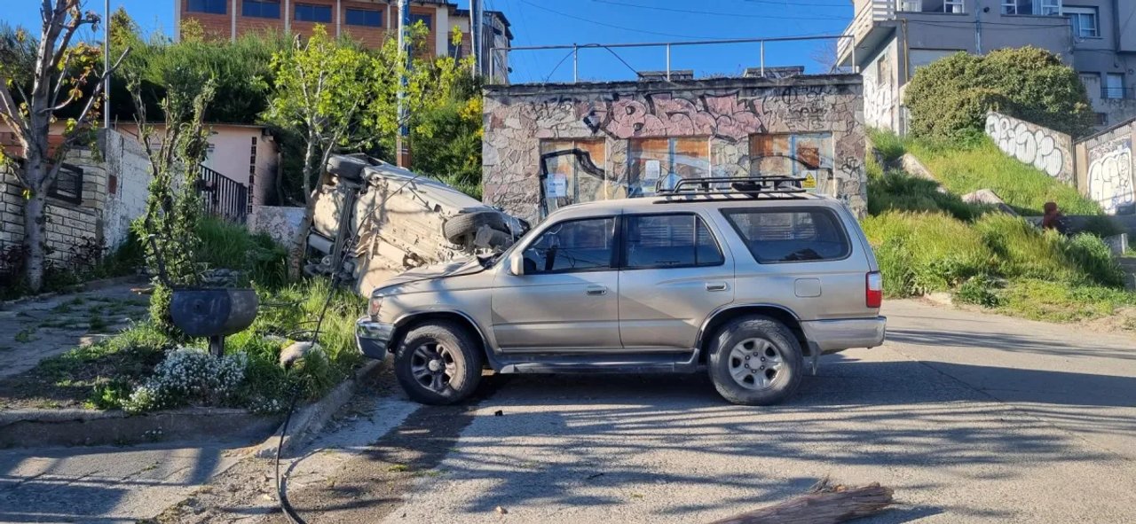 noticiaspuertosantacruz.com.ar - Imagen extraida de: https://adnsur.com.ar/policiales---judiciales/terrible-accidente--volo-por-arriba-de-una-casa-y-cayo-en-un-barranco-_a671babefcaf621d63a3c2e92