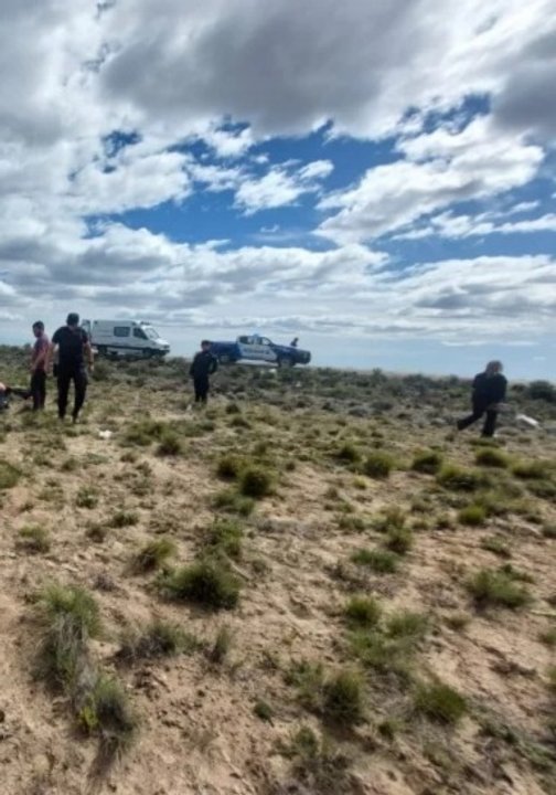 noticiaspuertosantacruz.com.ar - Imagen extraida de: https://adnsur.com.ar/policiales---judiciales/en-plena-ruta-patagonica--un-camion-perdio-una-rueda-y-provoco-el-vuelco-de-una-camioneta_a671e1d4899a3ee3977e26681