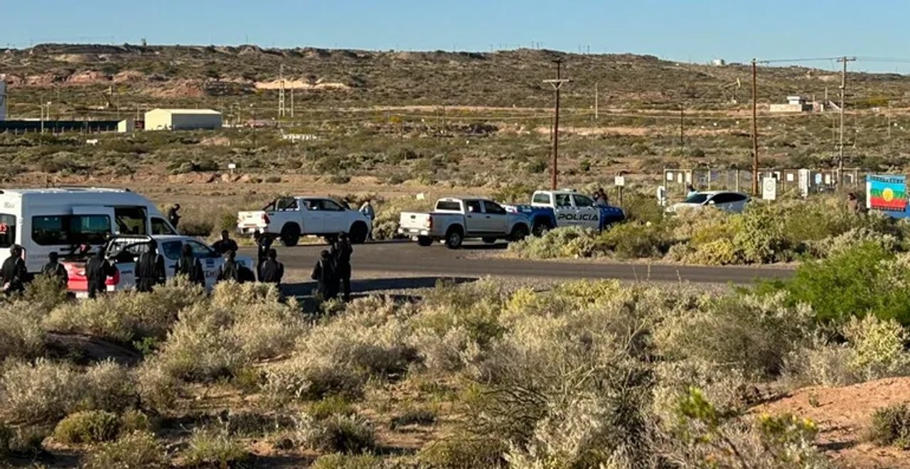 noticiaspuertosantacruz.com.ar - Imagen extraida de: https://adnsur.com.ar/sociedad/tension-en-vaca-muerta--comunidades-mapuches-bloquean-accesos-en-reclamo-de-derechos-territoriales_a6723bc64b1b068375675548b