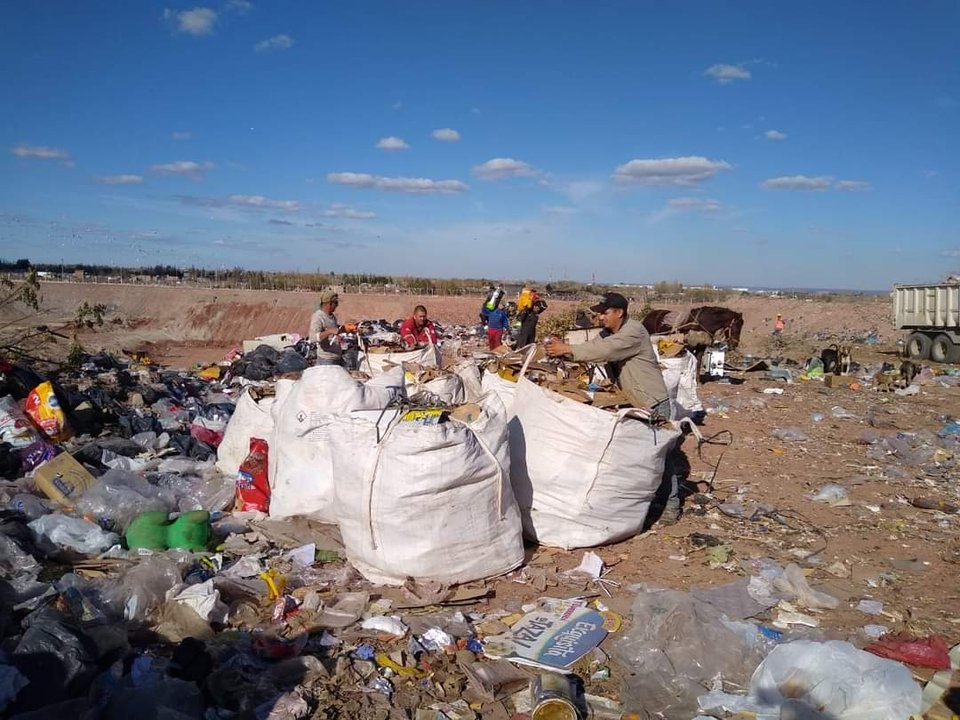 noticiaspuertosantacruz.com.ar - Imagen extraida de: https://adnsur.com.ar/sociedad/-el-guardian-de-las-donaciones---creo-una-fundacion-para-ayudar-a-familias-que-viven-en-la-extrema-pobreza-y-en-el-basurero_a672636f35ea3d9b0553e51cb