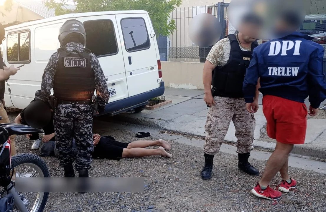 noticiaspuertosantacruz.com.ar - Imagen extraida de: https://adnsur.com.ar/policiales---judiciales/robo-y-persecucion--dos-meses-de-prision-preventiva-para-los-ladrones-que-desvalijaron-una-casa-en-rada-tilly_a672a4900d7b781edd4b34520