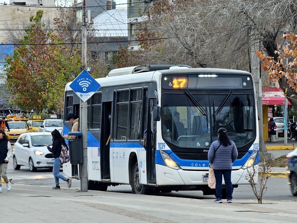 noticiaspuertosantacruz.com.ar - Imagen extraida de: https://adnsur.com.ar/sociedad/aumento-nuevamente-el-colectivo-en-neuquen-y-la-tarifa-se-acerca-a-los-1-000-pesos_a672b579f555ce6285059ae22