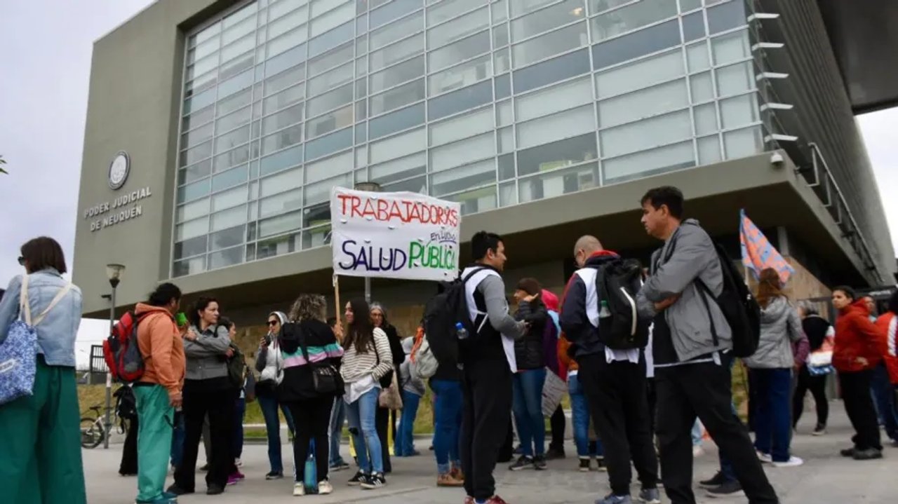 noticiaspuertosantacruz.com.ar - Imagen extraida de: https://adnsur.com.ar/sociedad/caos-en-neuquen-por-una-protesta-de-ate_a672b7a459eab0aadba0f4703