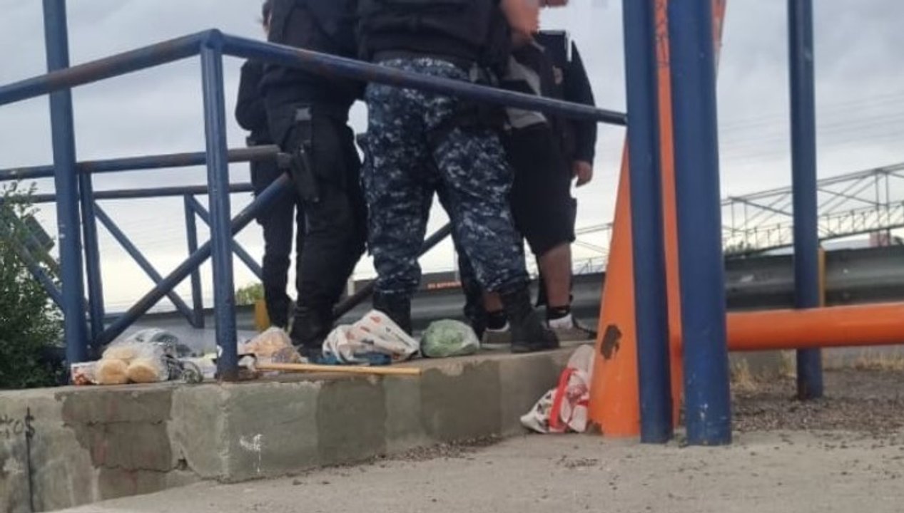 noticiaspuertosantacruz.com.ar - Imagen extraida de: https://adnsur.com.ar/policiales---judiciales/-le-pego-mal--robo-un-vodka--se-subio-borracho-a-un-puente-y-empezo-a-tirar-piedrazos_a672b86a59eab0aadba10cb53