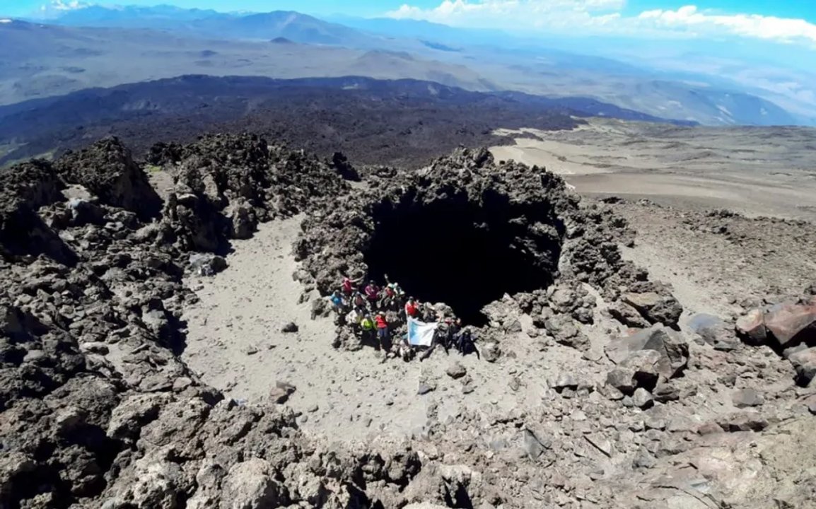 noticiaspuertosantacruz.com.ar - Imagen extraida de: https://adnsur.com.ar/sociedad/organizan-una-exclusiva-excursion-al-crater-del-tromen--uno-de-los-lugares-miticos-de-la-patagonia_a672bd9e7b87e08fba0a2f696