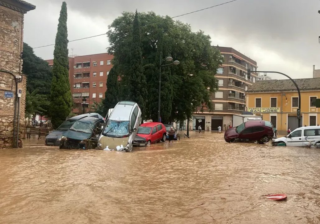 noticiaspuertosantacruz.com.ar - Imagen extraida de: https://adnsur.com.ar/sociedad/el-drama-de-una-familia-chubutense-que-perdio-todo-por-las-inundaciones-en-valencia_a672deabf205644bbdab4d168