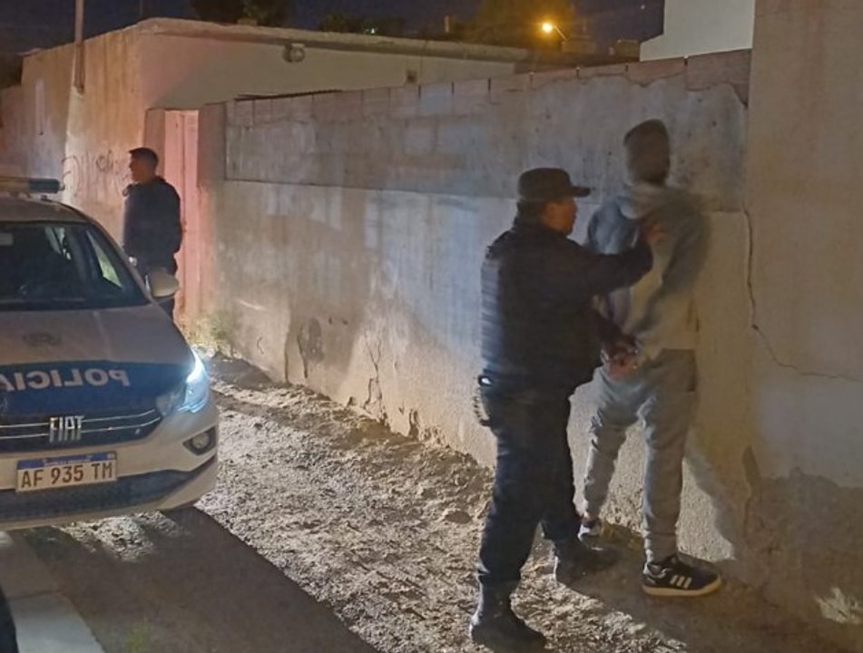 noticiaspuertosantacruz.com.ar - Imagen extraida de: https://adnsur.com.ar/policiales---judiciales/tenia-arresto-domiciliario-pero-salio-a-robar-por-el-barrio--lo-detuvieron-cuando-volvia-a-su-casa_a672e0a6c205644bbdab8c3f1