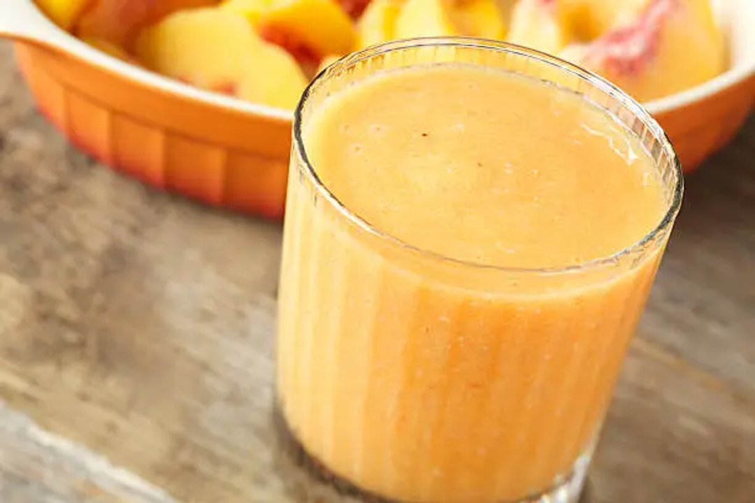Refrescante licuado de durazno y limón para el calor
