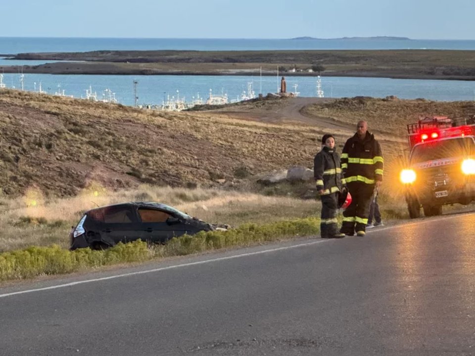 noticiaspuertosantacruz.com.ar - Imagen extraida de: https://adnsur.com.ar/policiales---judiciales/tragedia-en-santa-cruz--un-joven-de-23-anos-murio-tras-volcar-en-la-ruta_a67310ee0f6577b42153b4f8d