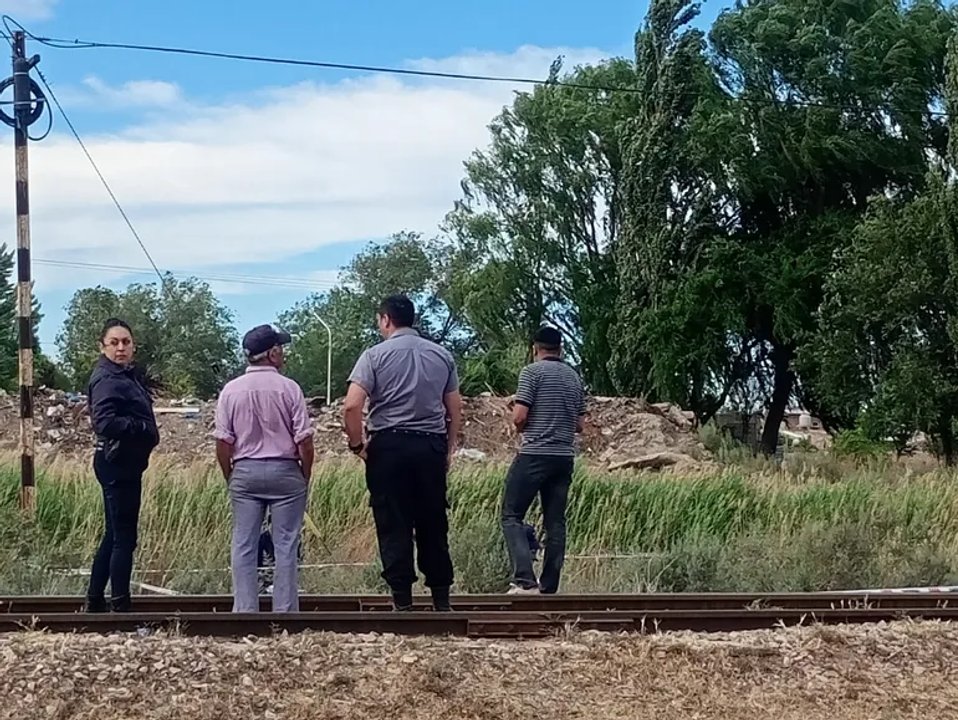 noticiaspuertosantacruz.com.ar - Imagen extraida de: https://adnsur.com.ar/policiales---judiciales/encontraron-el-cuerpo-de-un-hombre-cerca-de-las-vias-del-ferrocarril_a67327fe81859ce32844daa33