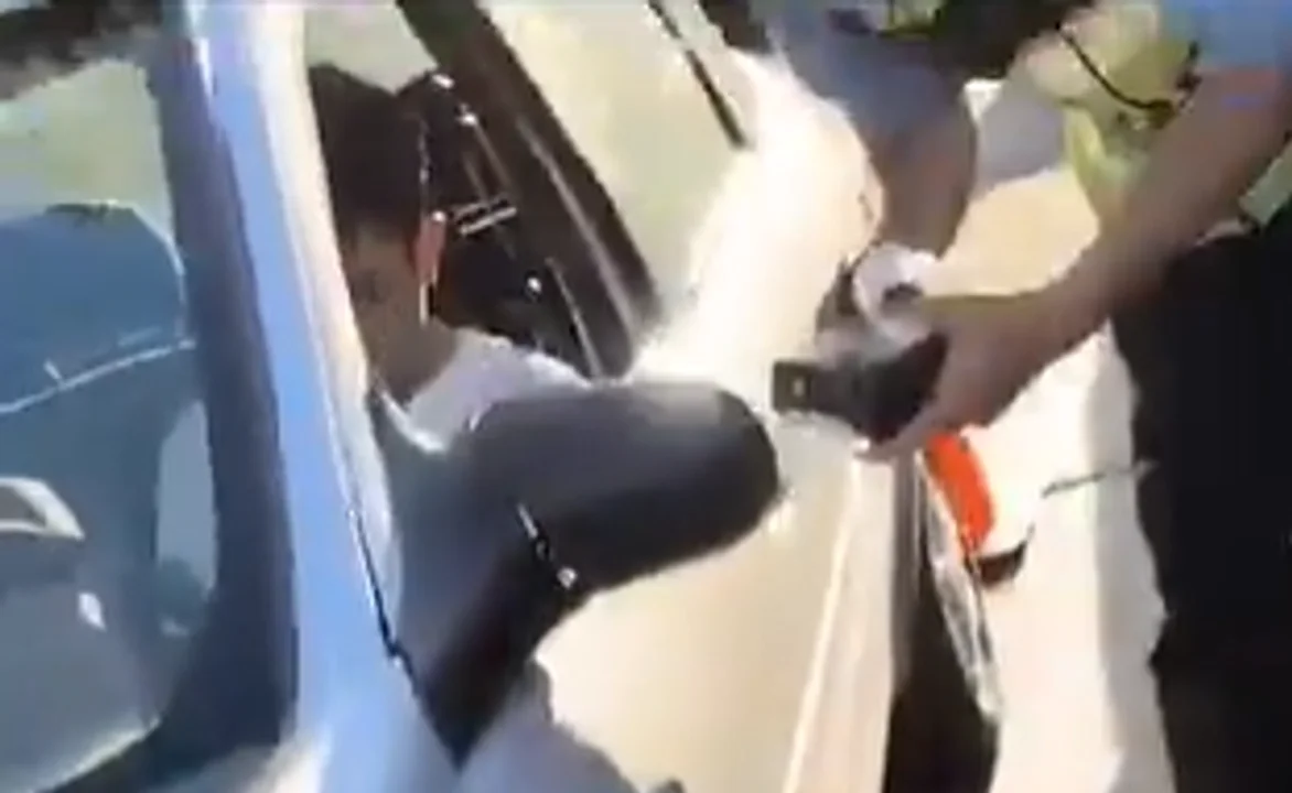Estaba borracho, intentó escapar de un control y su acompañante la arruinó