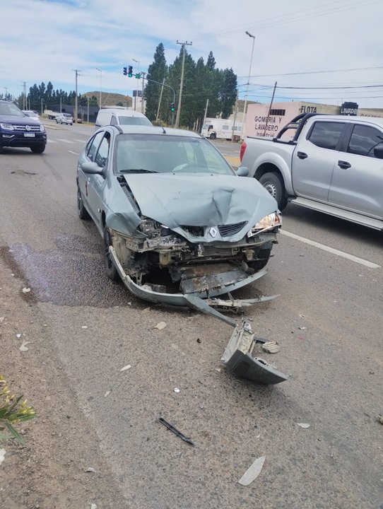 noticiaspuertosantacruz.com.ar - Imagen extraida de: https://adnsur.com.ar/policiales---judiciales/chocaron-dos-autos-en-ruta-3-y-un-hombre-fue-derivado-al-hospital-regional_a6744bcf4cf80c916dd84e13a