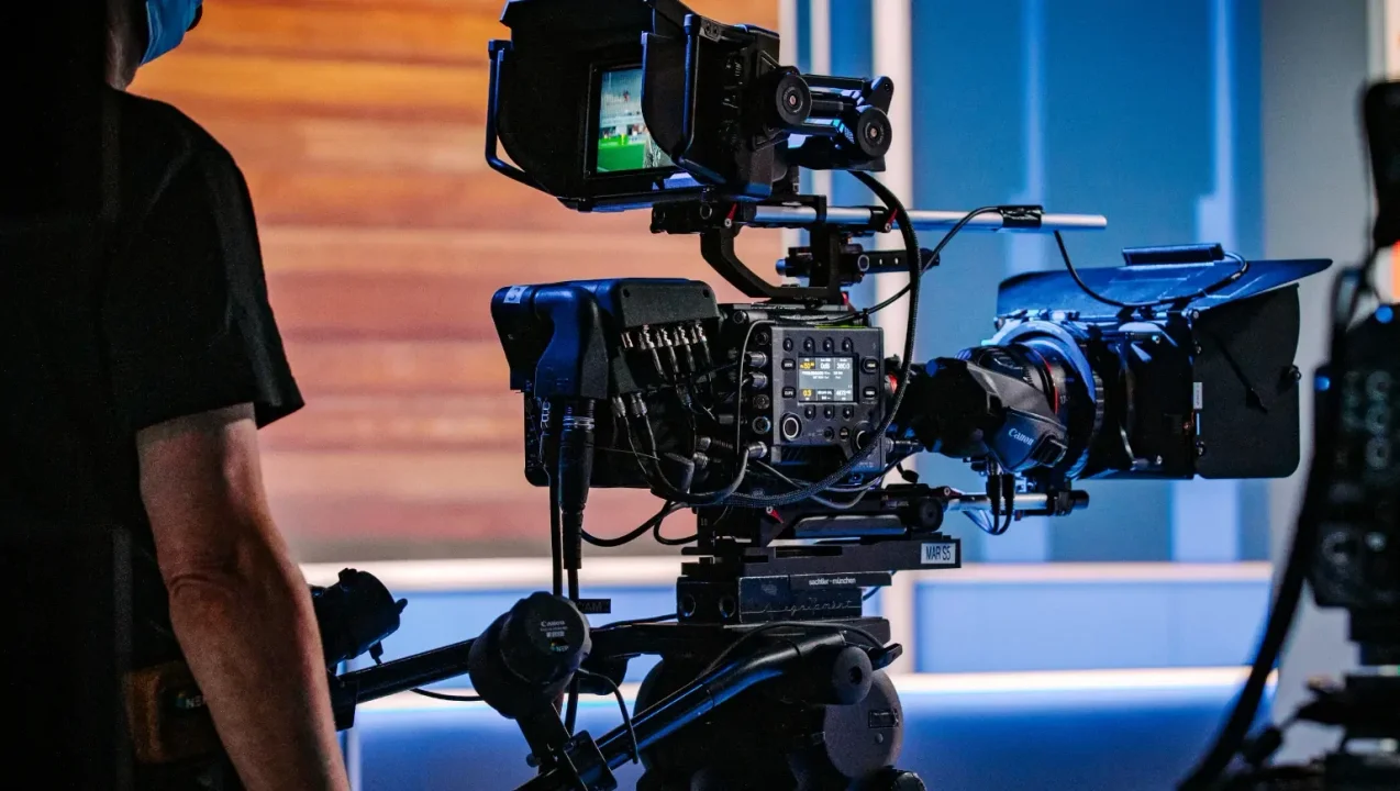 ¡Papelón al aire! Un canal de televisión mostró el historial de búsqueda de un periodista sin querer y quedó en ridículo