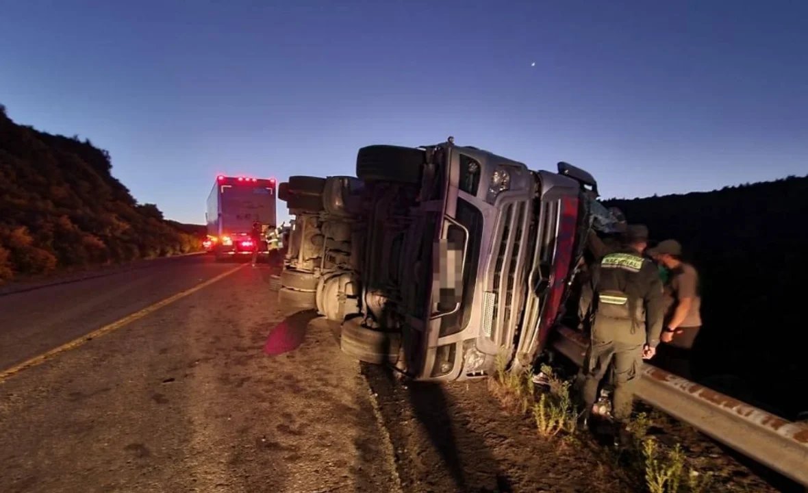 noticiaspuertosantacruz.com.ar - Imagen extraida de: https://adnsur.com.ar/policiales---judiciales/el-bolson--dramatico-rescate-de-un-camionero-que-volco-sobre-la-ruta-40_a675d7b36a3cfb2e512b8a5ed