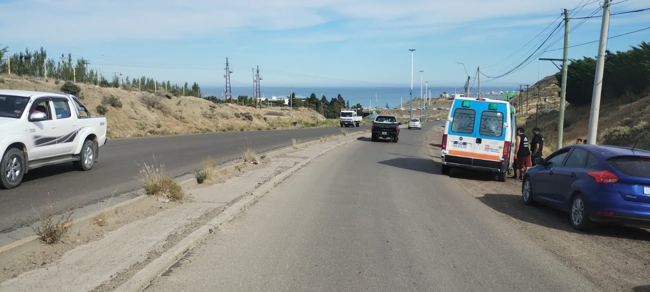 noticiaspuertosantacruz.com.ar - Imagen extraida de: https://adnsur.com.ar/policiales---judiciales/un-hombre-se-cayo-mientras-andaba-en-bicicleta-por-la-ruta-y-tuvo-que-ser-trasladado-al-hospital_a6760abad94074bf382d10495