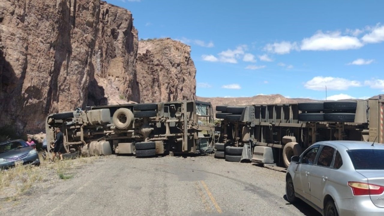 noticiaspuertosantacruz.com.ar - Imagen extraida de: https://adnsur.com.ar/policiales---judiciales/volco-un-camionero-que-transportaba-vacas-y-cortaron-el-transito-en-una-ruta-de-chubut_a67631d91c194ec3060e599a2