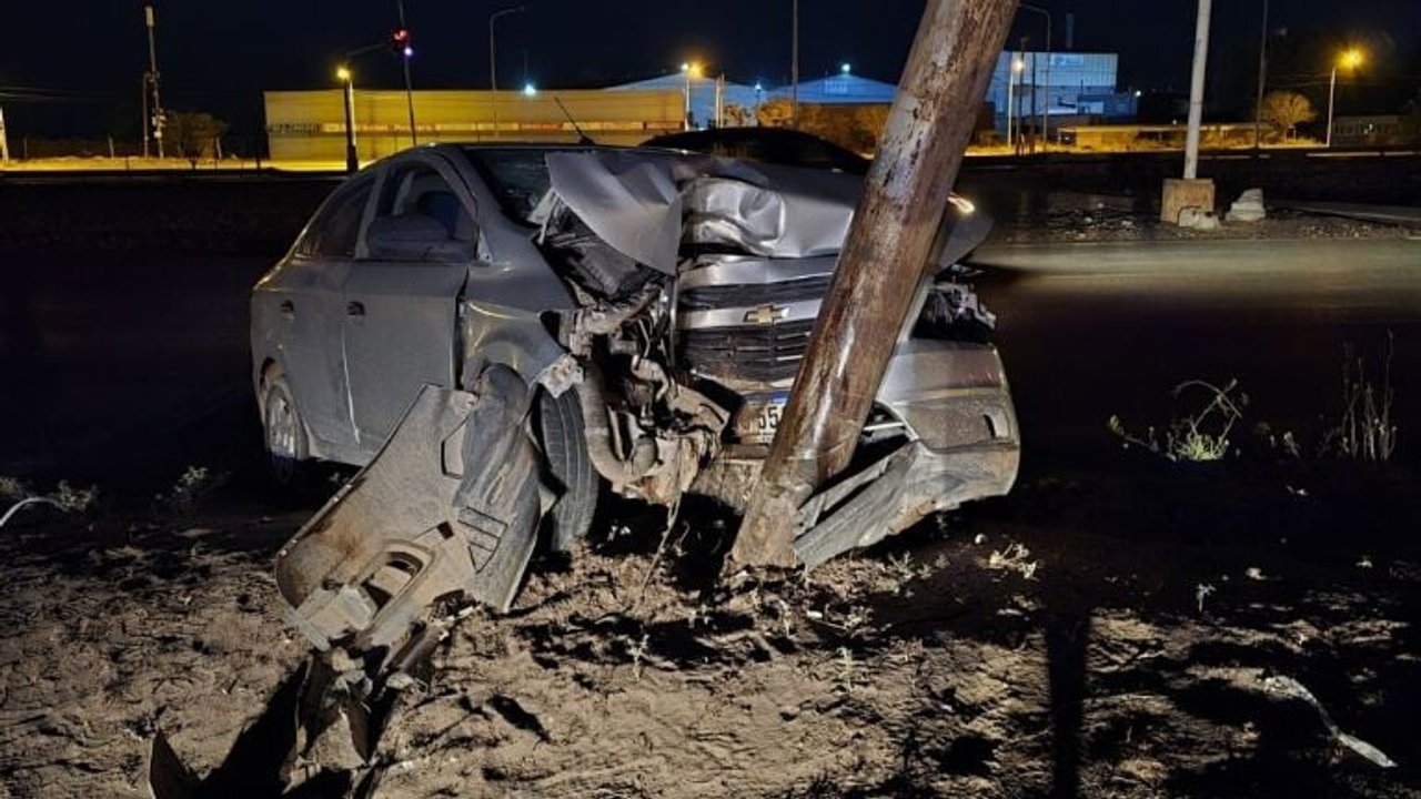 noticiaspuertosantacruz.com.ar - Imagen extraida de: https://adnsur.com.ar/sociedad/fuerte-choque-en-la-ruta-7--un-auto-termino-incrustado-en-un-poste_a6764b77d1703aec58c7821cc