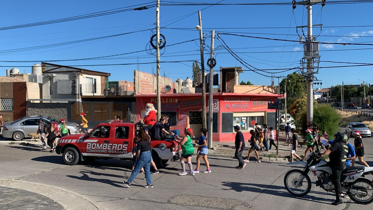 noticiaspuertosantacruz.com.ar - Imagen extraida de: https://adnsur.com.ar/sociedad/papa-noel-visita-las-calles-de-comodoro---como-seran-los-recorridos-y-a-que-hora-_a67698b3eb613986973013840