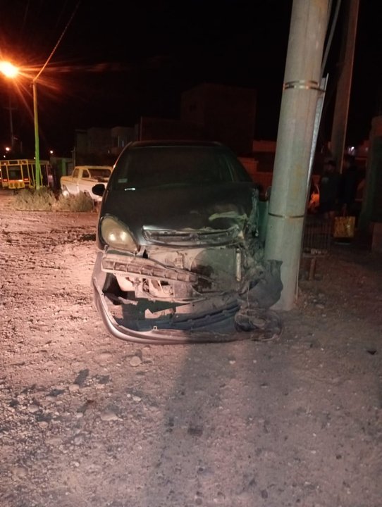 noticiaspuertosantacruz.com.ar - Imagen extraida de: https://adnsur.com.ar/policiales---judiciales/un-vehiculo-choco-contra-un-poste-de-alumbrado-en-rawson_a676c2def39b2f756c533b6c8