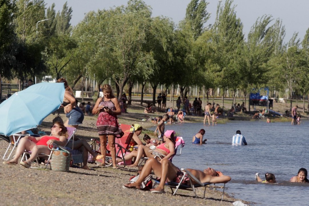 noticiaspuertosantacruz.com.ar - Imagen extraida de: https://adnsur.com.ar/sociedad/el-calor-no-para-en-neuquen--las-temperaturas-no-bajaran-de-30-grados_a6784e62db69d10deff8bf2a0