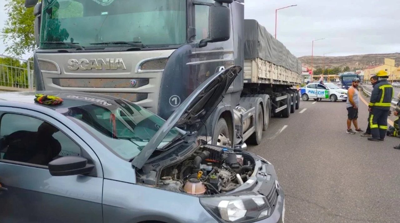 noticiaspuertosantacruz.com.ar - Imagen extraida de: https://adnsur.com.ar/policiales---judiciales/un-camion-choco-contra-un-auto-y-lo-arrastro-por-varios-metros-en-la-ruta-22_a67717e997d0a887faff95215