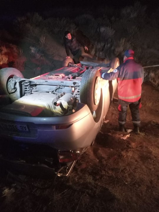 noticiaspuertosantacruz.com.ar - Imagen extraida de: https://adnsur.com.ar/policiales---judiciales/una-familia-resulto-herida-al-volcar-mientras-circulaba-por-la-ruta-40_a6775444ce9587aff9e03068f