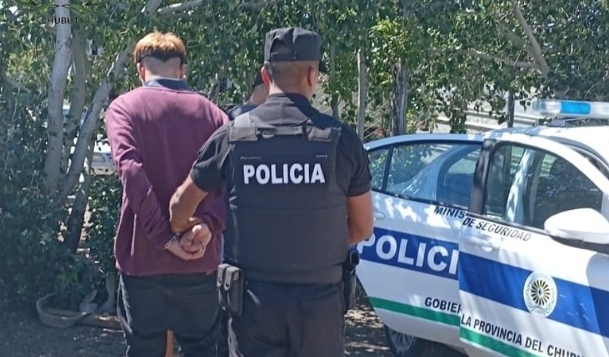 noticiaspuertosantacruz.com.ar - Imagen extraida de: https://adnsur.com.ar/policiales---judiciales/fue-a-una-comisaria-para-hacer-una-consulta-y-termino-preso--tenia-una-orden-de-detencion_a67781c93365a23fb23a2feb5