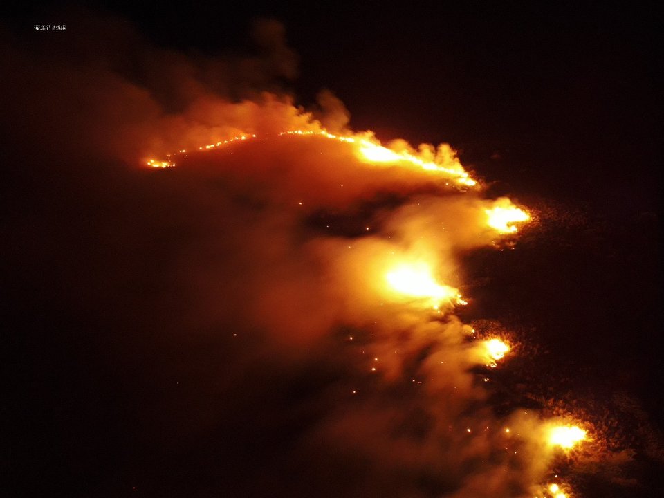 noticiaspuertosantacruz.com.ar - Imagen extraida de: https://adnsur.com.ar/policiales---judiciales/un-rayo-provoco-un-feroz-incendio-de-pastizales-y-dano-un-acceso-playero-en-chubut_a677d3cffbf14e11d31ccafea