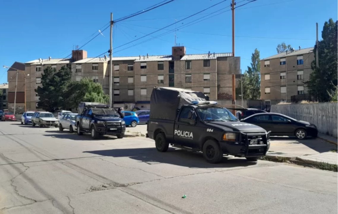 noticiaspuertosantacruz.com.ar - Imagen extraida de: https://adnsur.com.ar/policiales---judiciales/un-detenido-por-el-tiroteo-entre-bandas-que-incluyo-15-disparos-y-termino-con-un-joven-herido_a67804dd07b97588e71ac71a9