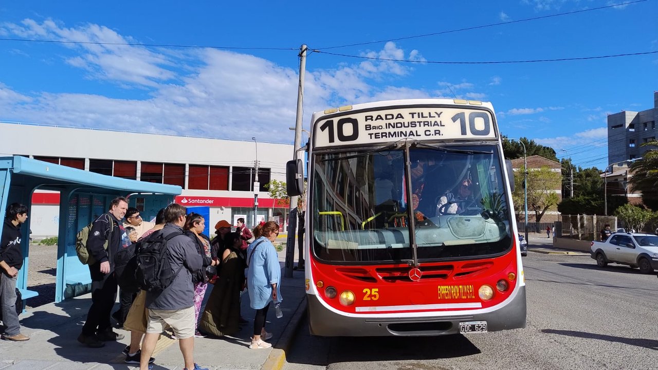 noticiaspuertosantacruz.com.ar - Imagen extraida de: https://adnsur.com.ar/sociedad/el-expreso-rada-tilly-confirmo-un-nuevo-aumento-en-el-boleto-a-partir-de-este-viernes--de-cuanto-sera-_a678066bf7b97588e71ae16ec