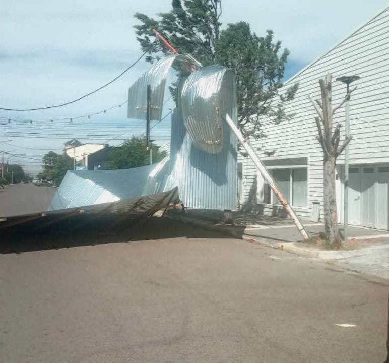 noticiaspuertosantacruz.com.ar - Imagen extraida de: https://adnsur.com.ar/sociedad/santa-cruz--los-vientos-fuertes-provocaron-caida-de-postes--voladura-de-techos-y-cortes-de-energia_a678418ba729b22cba7be287b