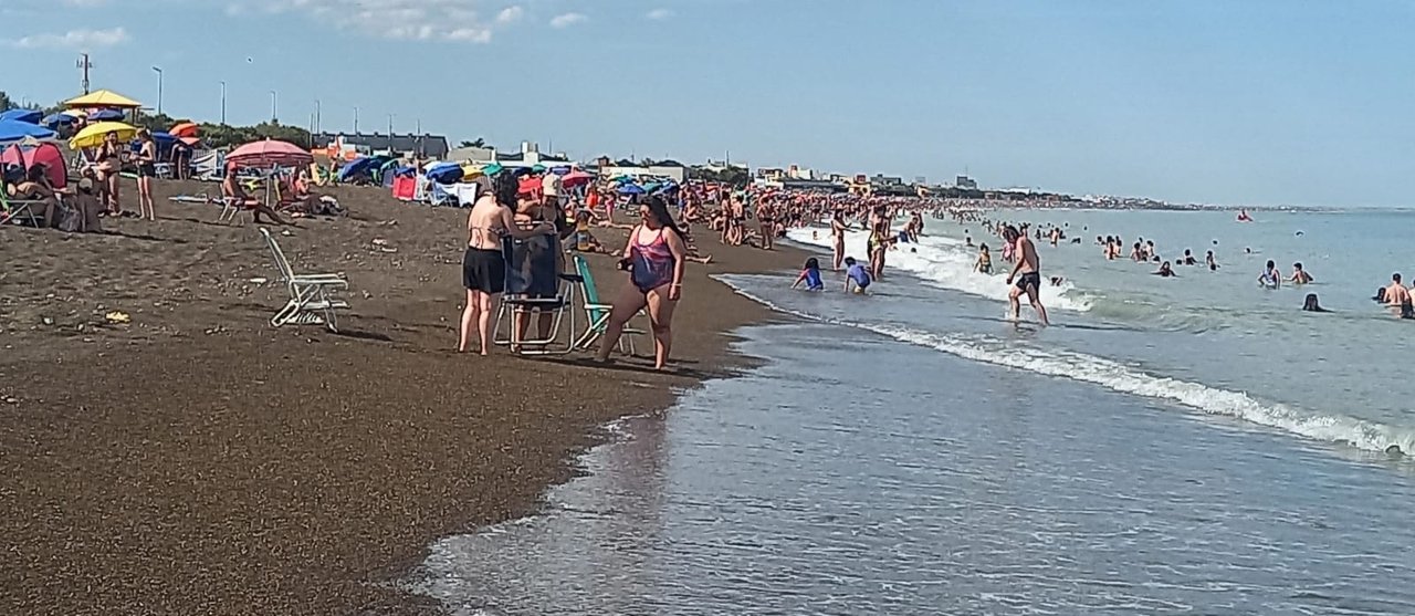 noticiaspuertosantacruz.com.ar - Imagen extraida de: https://adnsur.com.ar/sociedad/con-una-termica-que-alcanzo-los-50--c--varias-personas-se-descompensaron-en-playa-union_a67843541729b22cba7c07391