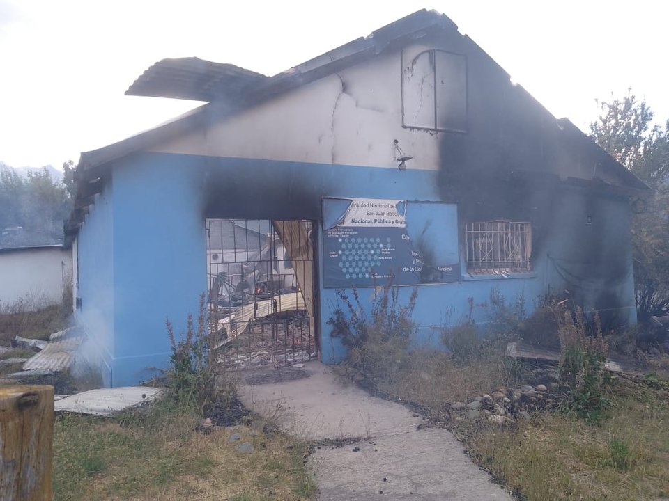 noticiaspuertosantacruz.com.ar - Imagen extraida de: https://adnsur.com.ar/sociedad/el-fuego-arraso-con-la-escuela-de-oficios-de-la-unpsjb-en-epuyen_a678859f37a41c70d0b03b5e2