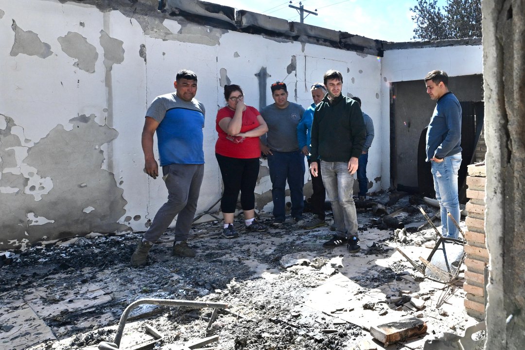 Torres recorrió las zonas de Epuyén afectadas por el incendio. 