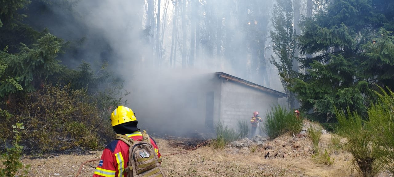 noticiaspuertosantacruz.com.ar - Imagen extraida de: https://adnsur.com.ar/politica/sobrevolaran-la-zona-del-incendio-en-epuyen-para-evaluar-el-avance-del-fuego_a678a3a28295d555af862f76f