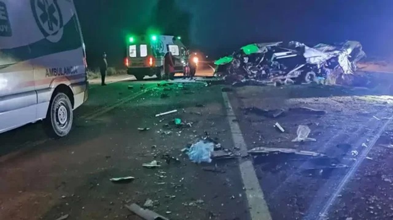 noticiaspuertosantacruz.com.ar - Imagen extraida de: https://adnsur.com.ar/policiales---judiciales/choque-fatal-entre-una-combi-y-un-camion--seis-personas-murieron-en-un-accidente-frontal_a678ace37b71cbd6067c4ab76