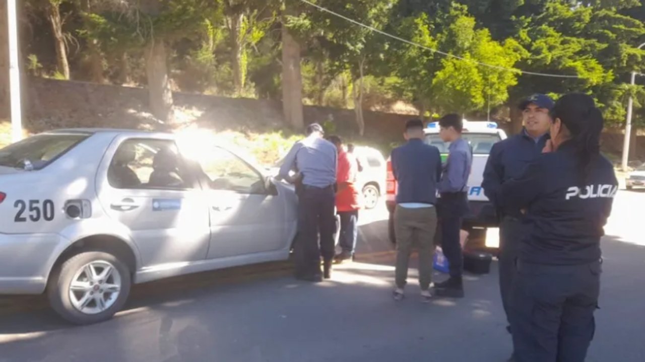 noticiaspuertosantacruz.com.ar - Imagen extraida de: https://adnsur.com.ar/policiales---judiciales/insolito--un-remisero-se-escapo-a-toda-velocidad-de-un-control-de-alcoholemia--pero-no-estaba-borracho_a678b92684dcf7270477d5711