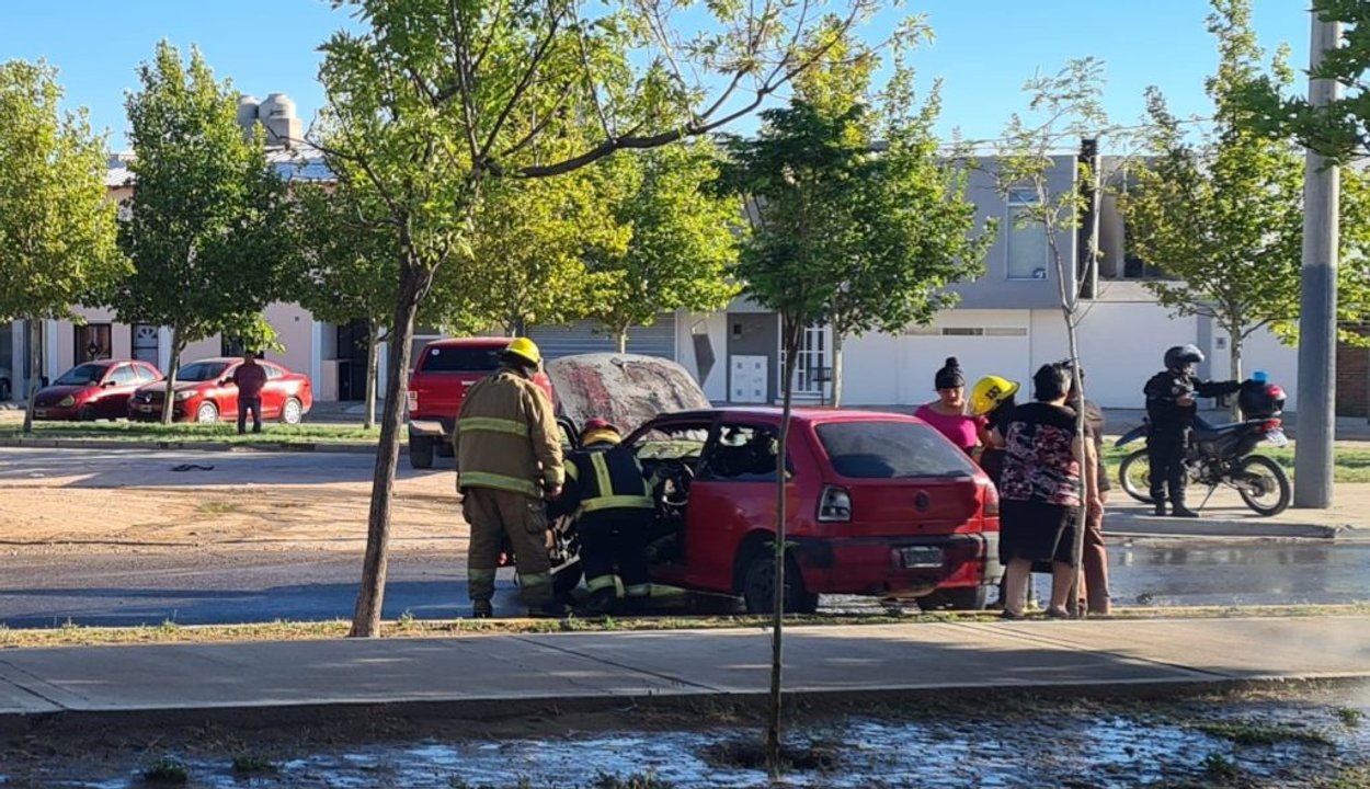 noticiaspuertosantacruz.com.ar - Imagen extraida de: https://adnsur.com.ar/sociedad/preocupacion-en-plena-avenida--un-auto-se-incendio-frente-al-hospital_a6790f24bde6d1fa911f2f598