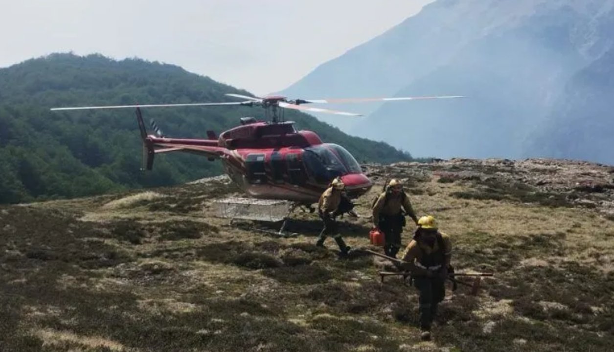 noticiaspuertosantacruz.com.ar - Imagen extraida de: https://adnsur.com.ar/sociedad/el-incendio-en-el-parque-nacional-nahuel-huapi-continua-activo-y-el-clima-complica-la-situacion_a67967f11433cf31343b1496d