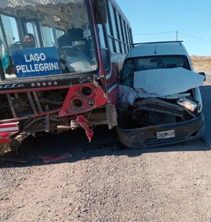 noticiaspuertosantacruz.com.ar - Imagen extraida de: https://adnsur.com.ar/policiales---judiciales/una-maniobra-fatal-termino-en-un-impactante-choque-frontal-en-la-ruta-70_a6798ce53dbd4f149c8293783